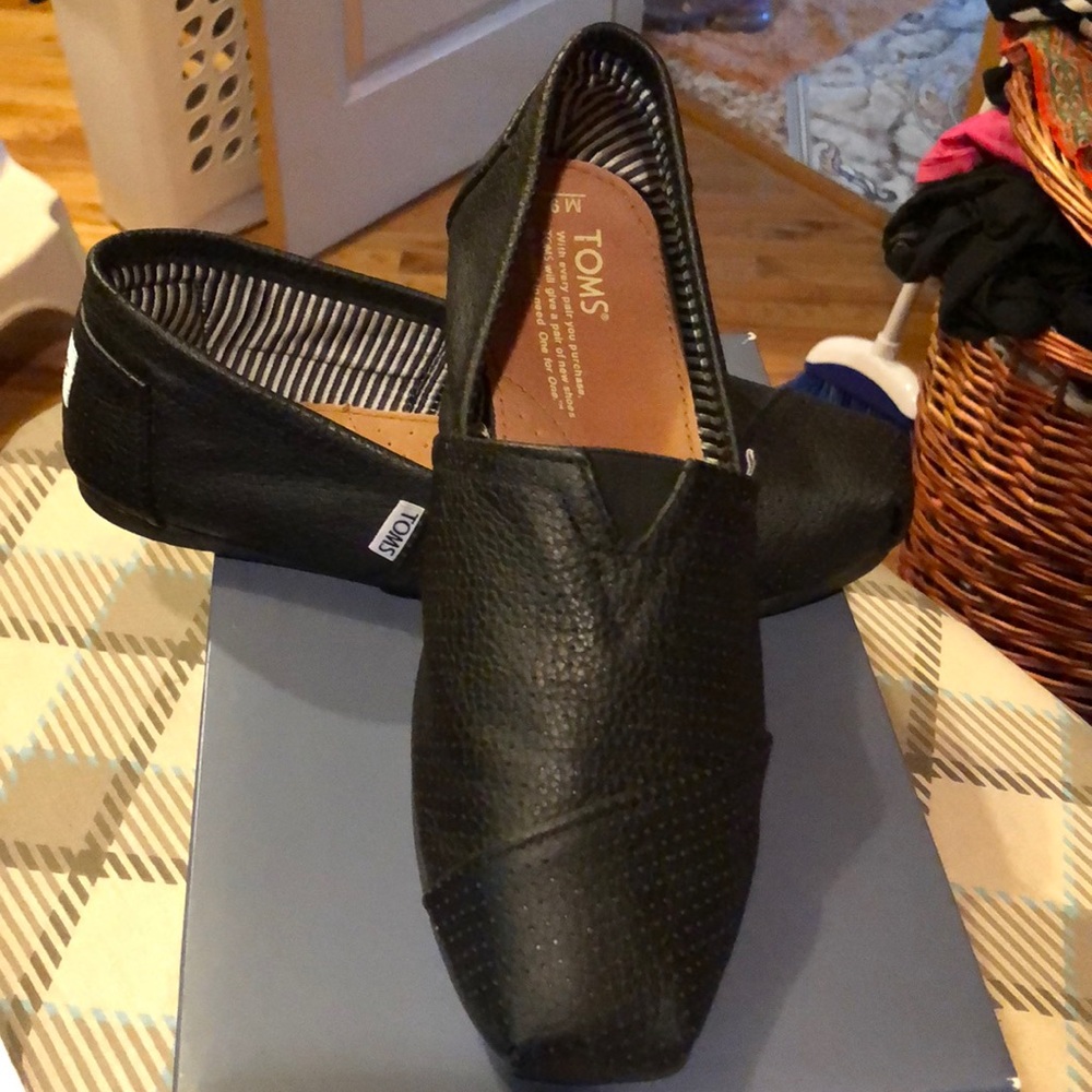 Mens size 9 TOMS